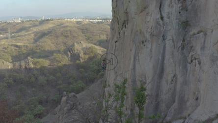 年轻的女登山运动员攀登一座多岩石的大山[免费商用]