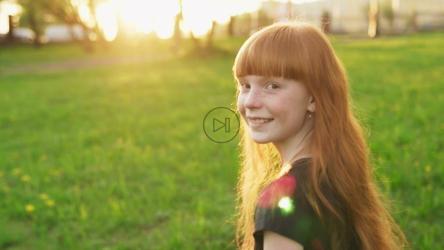 年轻的红发女孩转身看着镜头[]