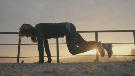 健身女性在户外进行剧烈运动[]