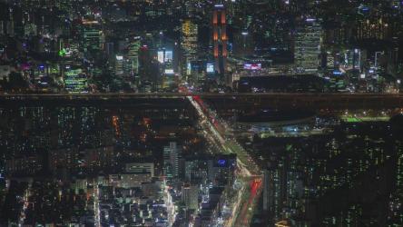 夜晚有许多汽车和建筑物的城市[]