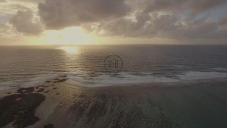 白色的金色落日划过大海[4K]