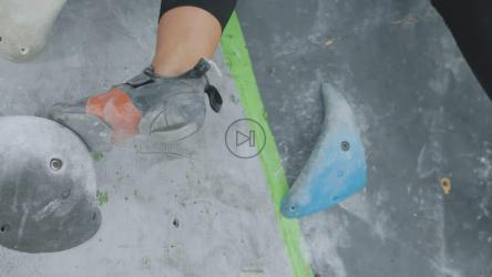 爬上登山墙的矮女孩[免费商用]