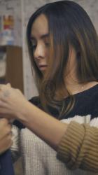 LGBTQ情侣女孩穿上围裙[免费商用竖屏]