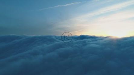 日落时飞越厚厚的云层[4K]