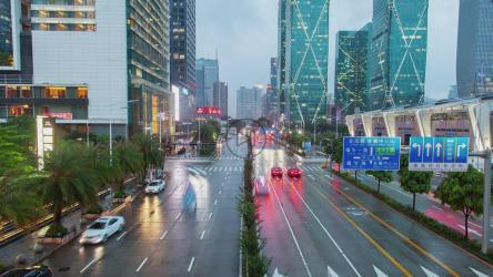 潮湿道路上的深圳交通[]