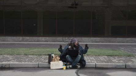 Homeless getting happy news then dances[4K]