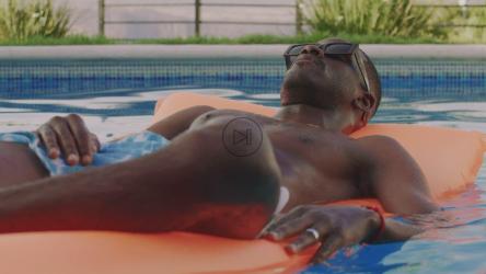 男子在漂浮物上晒日光浴[4K免费商用]