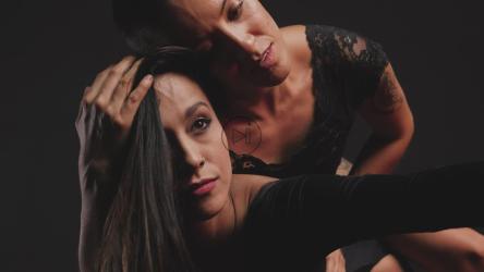 地板上穿着黑色衣服的当代芭蕾舞演员[免费商用]