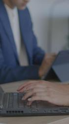 使用电子设备的人员[免费商用竖屏]