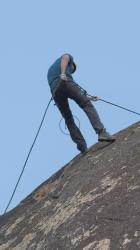 人慢慢地从岩石山上下来[免费商用竖屏]