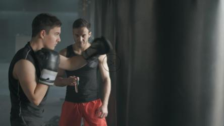 私人教练花时间进行拳击训练[]