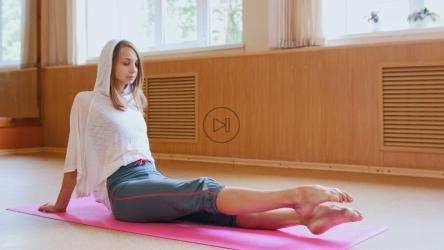 女孩坐在地板上伸腿[4K]