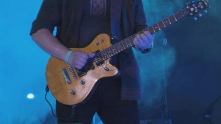 吉他手在音乐会上演奏[4K]