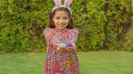 快乐女孩展示她的复活节彩蛋[免费商用]