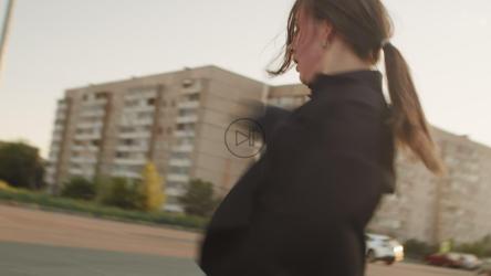 年轻女子在城市环境中跳舞[]