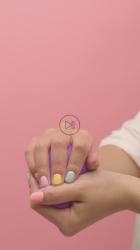 揉紫色橡皮泥的女人[免费商用竖屏]