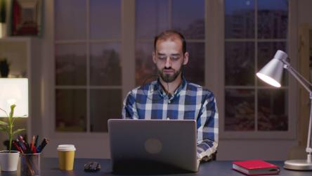 男人在家思考和工作时面带微笑[4K]