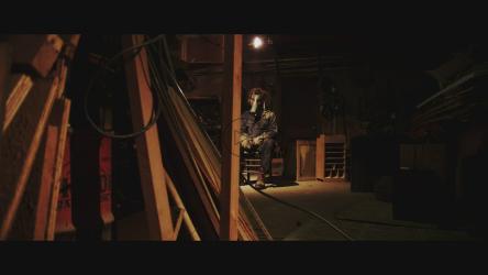 戴口罩的男子坐在椅子上[]