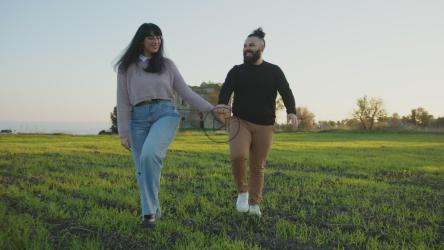 幸福的一对手牵着手走过乡村[]