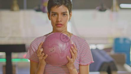 一张年轻女子准备打保龄球的脸[免费商用]