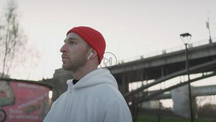 男子在寒冷的日子锻炼前伸展身体[4K]