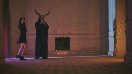 女孩围着一个男人跳舞[免费商用]