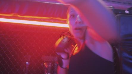 在拳击场上与一名女子搏斗的观点[免费商用]