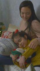 Loving mother with her two daughters at Christmas[免费商用竖屏]