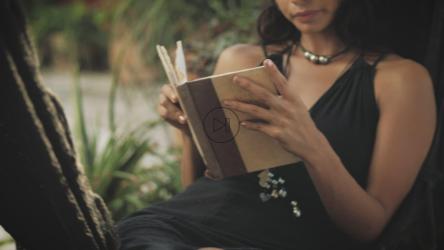 一个女人在吊床上看书[免费商用]