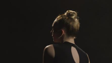 年轻的芭蕾舞演员在跳艺术舞步[4K]