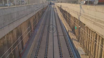 在横穿城市的轨道上行驶的旅客列车[4K免费商用]