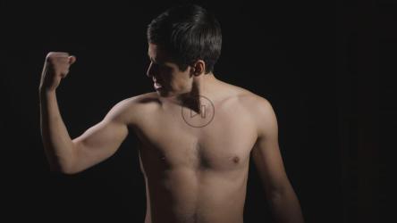 男子展示二头肌和肌肉[]