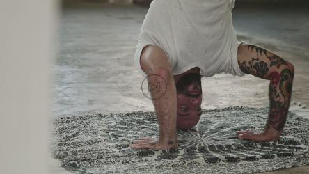 一名男子在地毯垫上做瑜伽[]