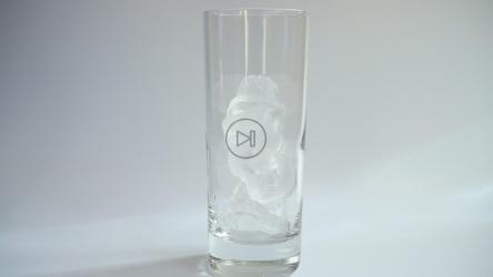 将牛奶倒入白底加冰的玻璃杯中[]