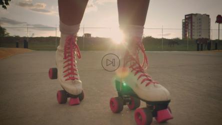 一个女孩在空荡荡的街道上滑冰时的旱冰鞋[免费商用]