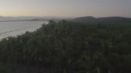 日落时海滩的鸟瞰图[免费商用]