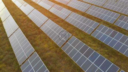 田野里太阳能电池板上的日落[]