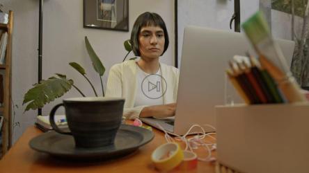 在家庭办公室工作的职业女性[免费商用]