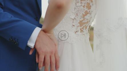 新婚夫妇互相拥抱；她的双手充满爱意[]