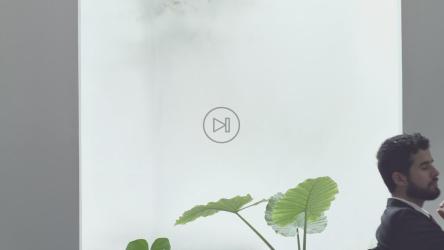 一名妇女在办公室回顾几名员工的工作[4K免费商用]