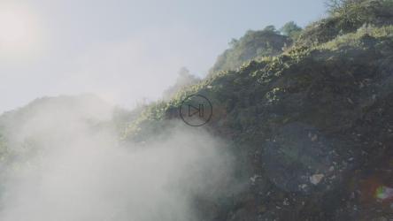 覆盖在山表面的蒸汽[免费商用]