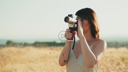 在农场用老式8毫米相机拍摄平移镜头[]