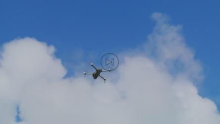 小型无人机在高空翱翔[免费商用]