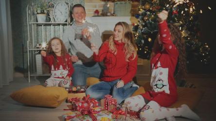 一家人享受圣诞夜[]