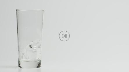 把巧克力牛奶倒在水晶杯上[]