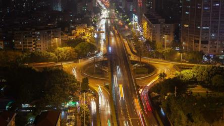 交通快速的环形交叉路口[4K]