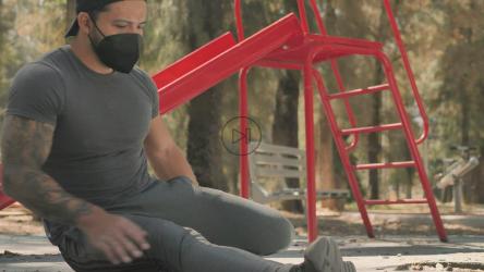 一名男子在公园里伸腿[免费商用]