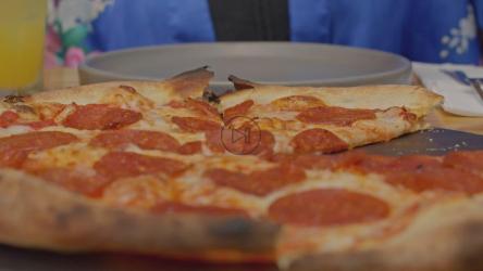 在特写镜头中吃披萨的人[免费商用]