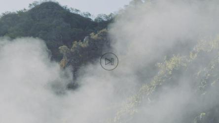 干旱气候下的山的岩石表面[免费商用]