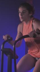 年轻女子在锻炼中使用空中自行车[免费商用竖屏]